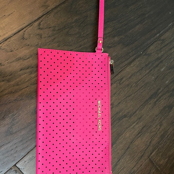 Michael Kors Handbags - Michael kors wristlet